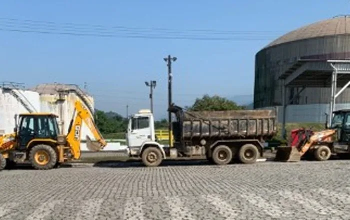 Caminhão plataforma com máquina